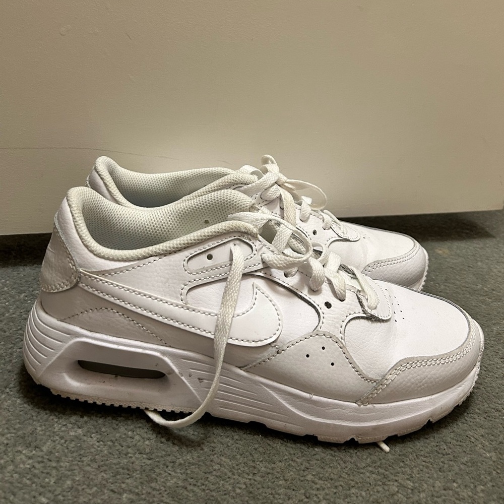 White Nikes size women’s 6.5